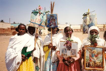 Asmara woman praying for peace - June 2000