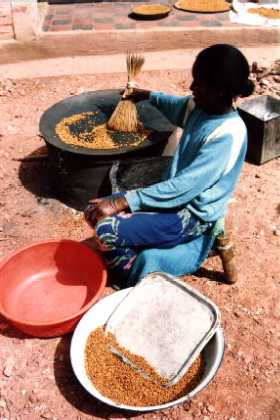 Eritrea - Asmara (Sembel) Niece of Aster is roasting atar (chick peas). Afterwards they are grinded and mixed with chili, garlic and spices. The resulting sauce is called shuro and served with injerra and zigni.