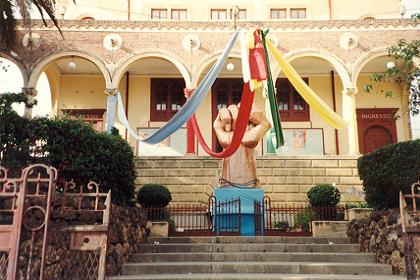 Making a fist to the Shifta Woyane - Cinema Asmara - Harnet Avenue.