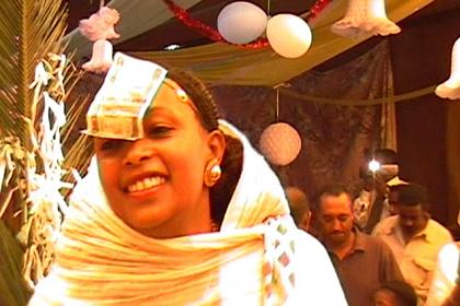 Woman dancing - the nakfa's are a contribution to the wedding.