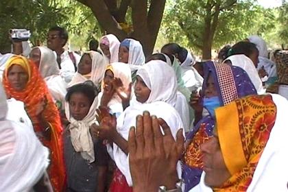 Women singing near the shrine of Mariam Dearit.