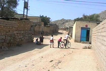 The road to Shifshifit passing the house of Hansu and Afworki.