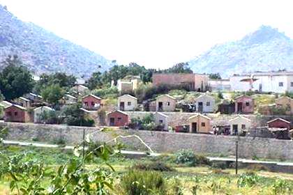 Little workers houses in Elabered.