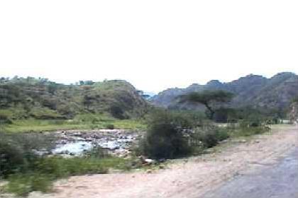 The road near Keren - Anseba river.
