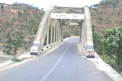 The bridge over the river that passes Ghinda.