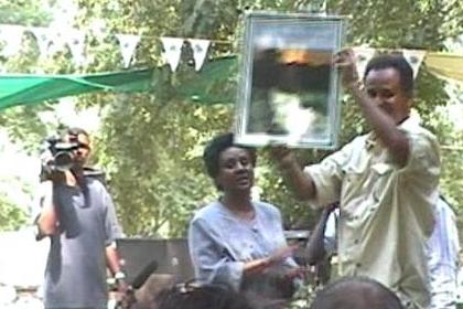 President Isaias Afworki presenting a certificate to one of the participants.