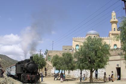 Asmara - Ghinda. The train passing the mosque of Nefasit.