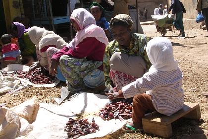 Refining and selection of the spices - Medeber market Asmara.