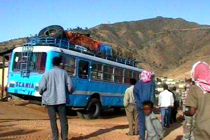 The bus snaking on the diversion through Ghinda.