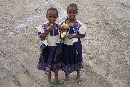 Se'alena, se'alena (picture us) -  Local children - Keren Eritrea.