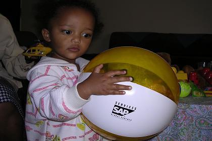 Elilta, studying the inflated beach ball (thank you Leny van Galen).