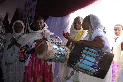 Beating of the drums at the wedding ceremony - Mai Temenai.