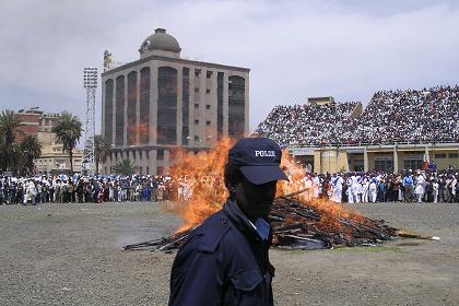 The Damera collapsed - the Asmara police is keeping an eye on the audience.