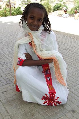 Young girl in traditional clothes (zuria) - Keren Eritrea.