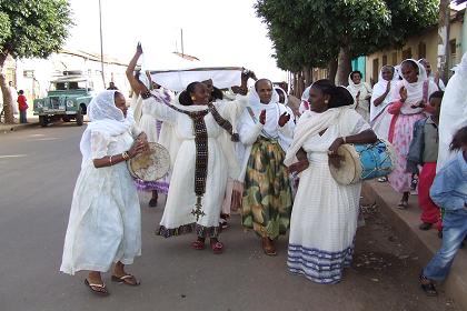 Women celebrating the marriage on the streets of Edaga Arbi.