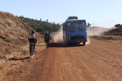 Local bus - road (from Tsa'edakristyan) to Tse'azega.