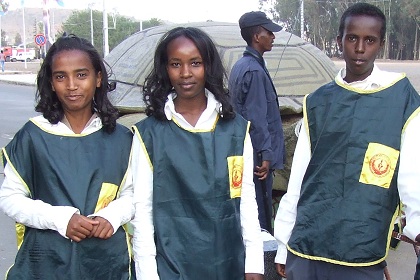 Boys and girls of the National Union of Eritrean Students and Youth guaranteeing an orderly entry to the Bahti Meskerem stages.