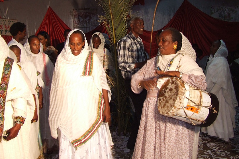 Dancing women playing the koboro at the wedding feast - Edaga Arbi Asmara.