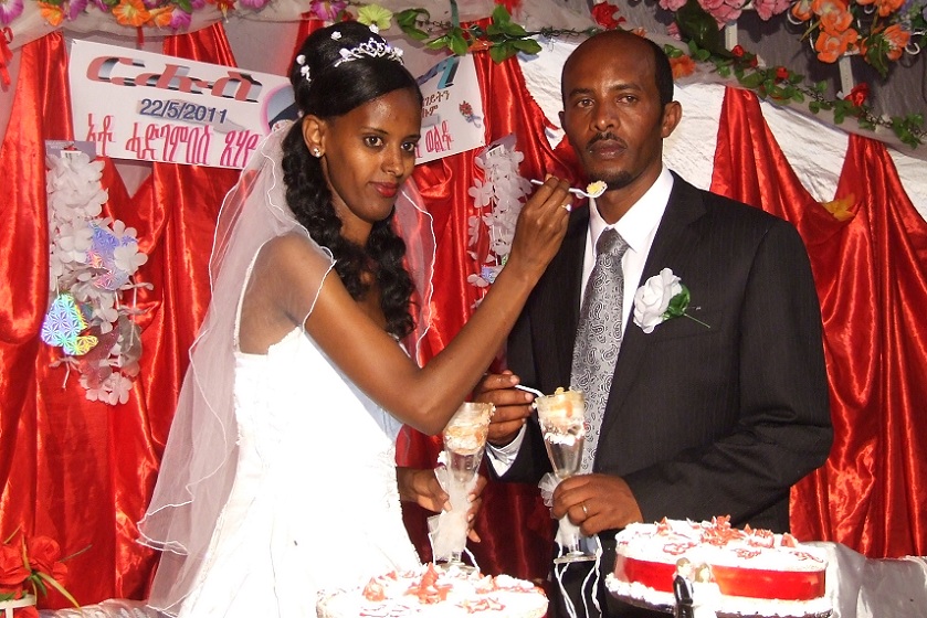 Sharing the wedding cake - Edaga Arbi Asmara.
