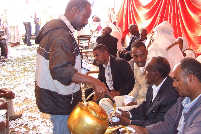 Serving suwa at the wedding feast - Edaga Arbi Asmara.