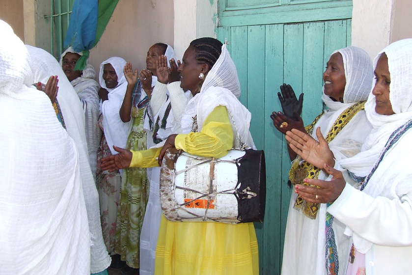 Singing women playing a koboro at the wedding feast - Edaga Arbi Asmara.