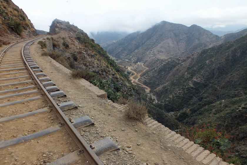 Hiking the railway line from Asmara to Arbaroba. www.asmera.nl.